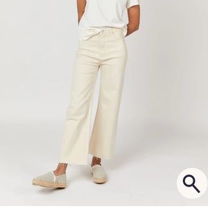 Oliver Logan Aberdeen cream colored wide legged cropped jeans in size 30.